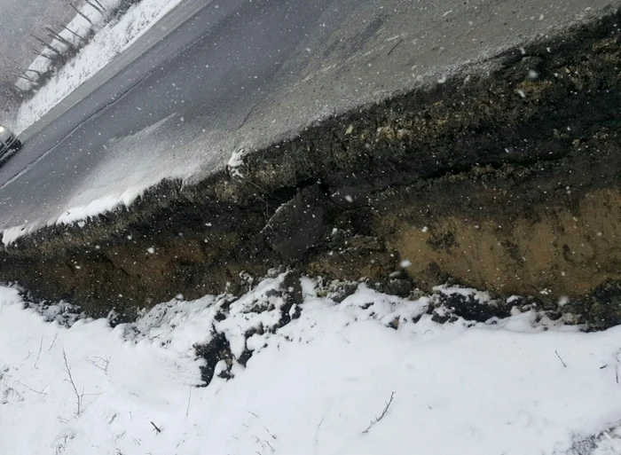 DN 67 Râmnicu Vâlcea - Târgu Jiu - alunecare de teren, Foto: Poliţia Vâlcea