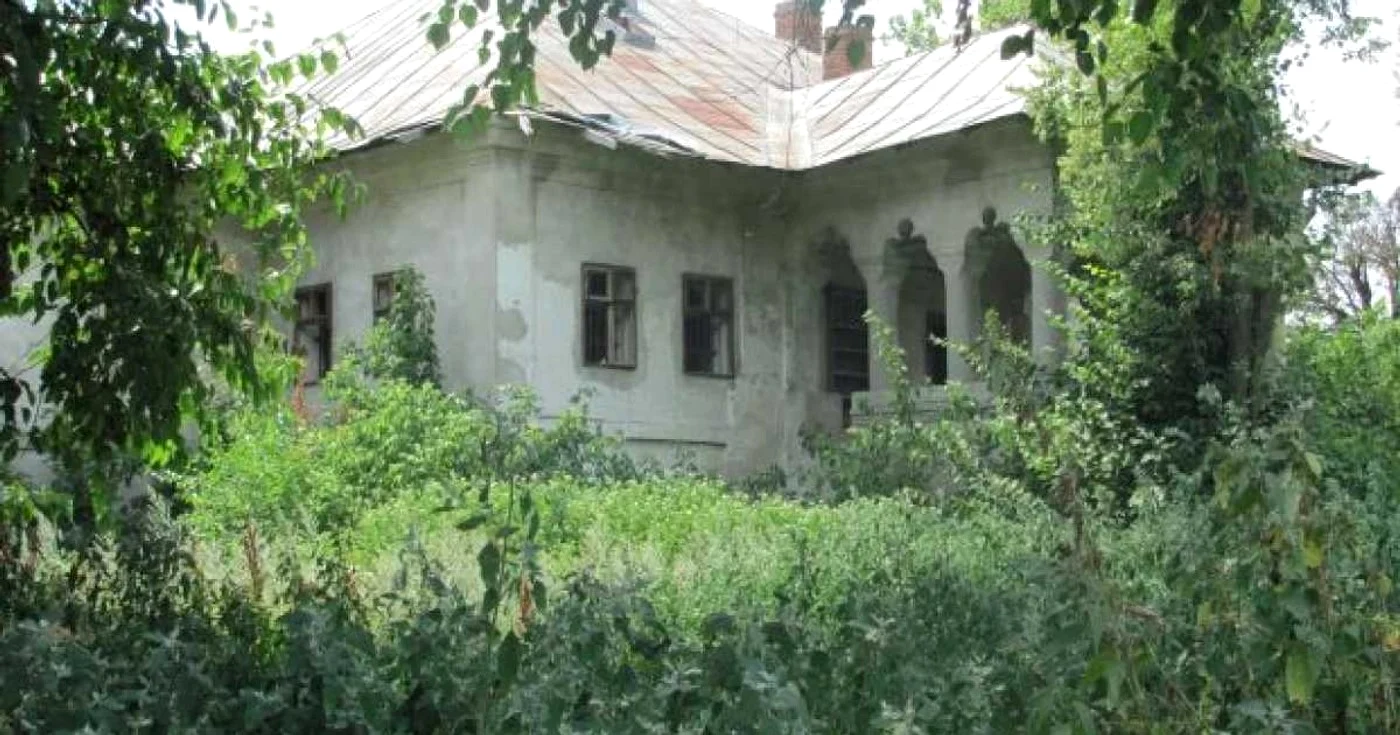Conacul în care s-a filmat „Tănase Scatiu“ zace în ruină şi anonimat / foto: Adevărul.ro
