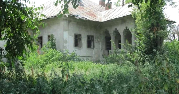 Conacul în care s-a filmat „Tănase Scatiu“ zace în ruină şi anonimat / foto: Adevărul.ro