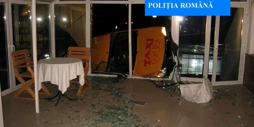 Un sofer a intrat cu taxiul in sala unui restaurant