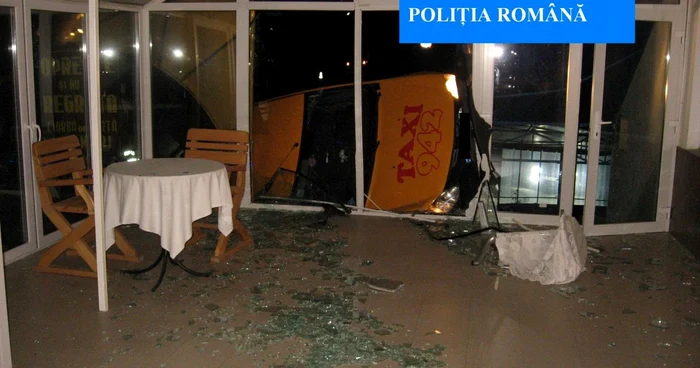 Un sofer a intrat cu taxiul in sala unui restaurant