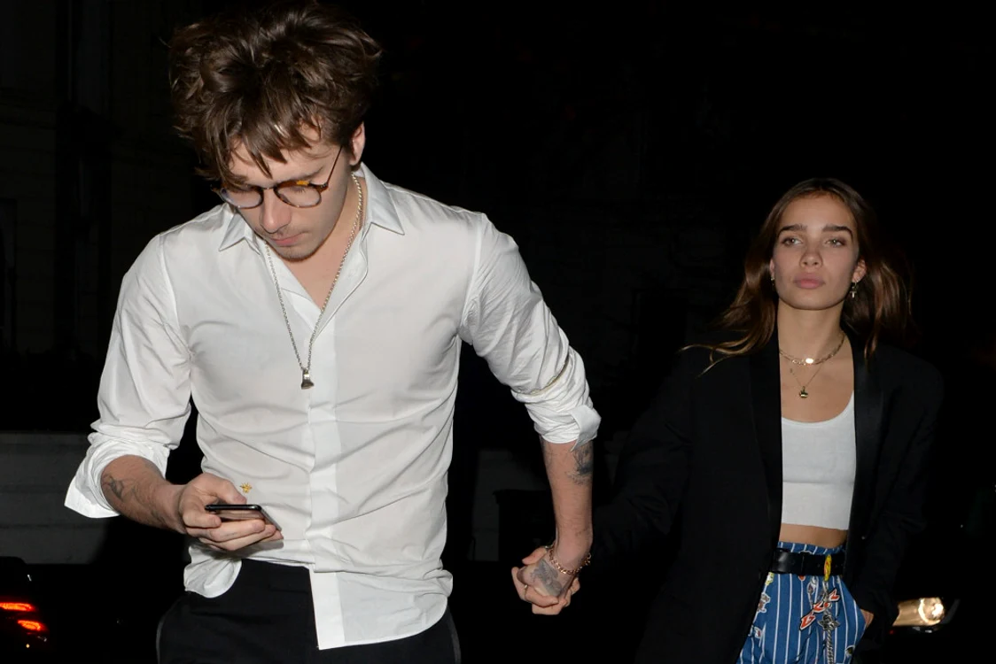 Brooklyn Beckham și Hana Cross au părăsit petrecerea ținându-se de mână Foto: Captură video