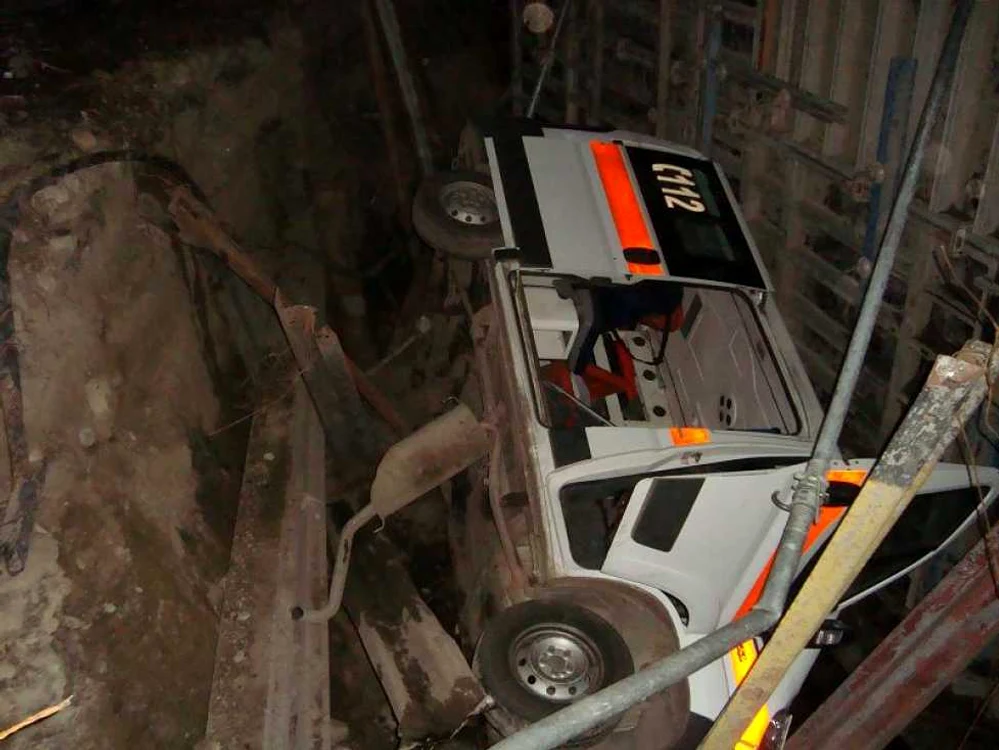 Ambulanţă căzută de pe un pod