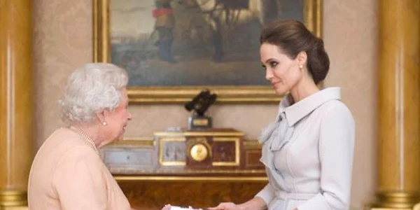 Angelina Jolie Regina Marii Britanii FOTO Facebook