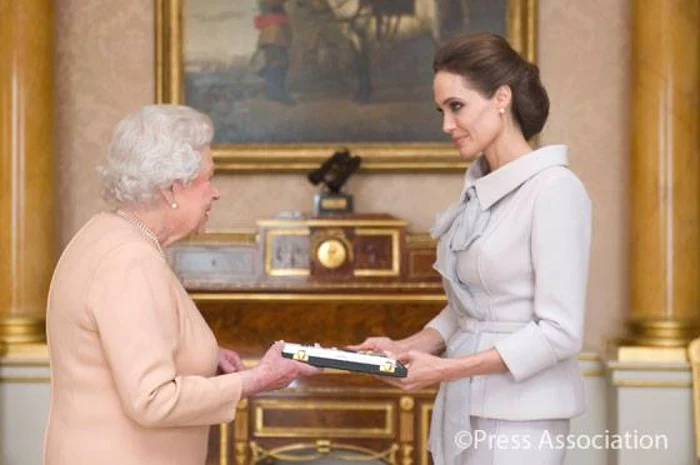 Angelina Jolie a fost decprată de titlul de Honorary Dame de către Regina Marii Britanii, în cadrul unei audienţe private, desfăşurate la Palatul Buckingham FOTO Facebook