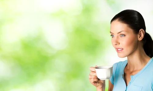 femeie bea cafea verde jpeg