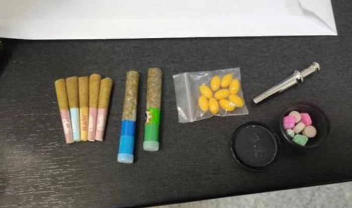 Obiectele găsite de polițiștii de frontieră asupra unui cetățean străin. FOTO Poliția de Frontieră