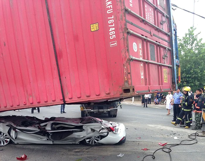 
    Femeia s-a ales cu răni uşoare  