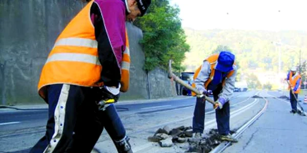 Resita: Drumuri reparate şi gropi astupate