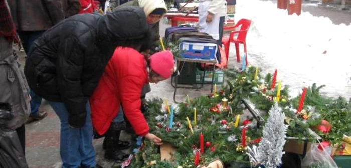 Cei mici sunt încântaţi de aranjamentele de sărbători