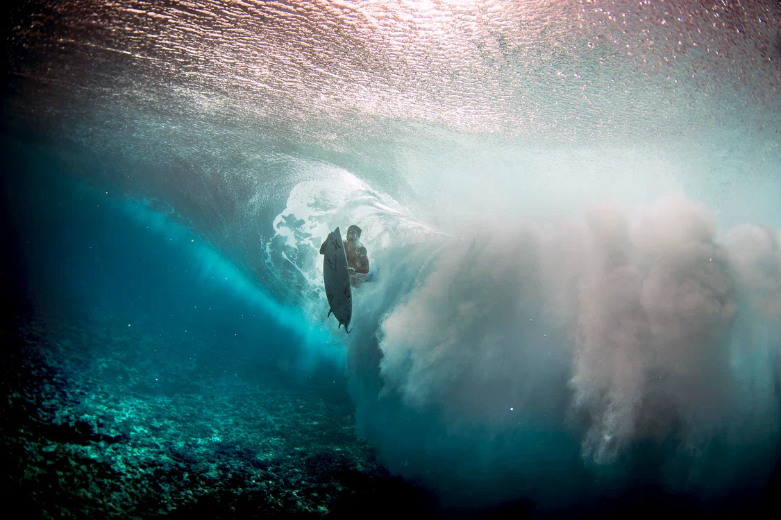 
    Valurile par că vor să acopere surferulfoto photoland/caters  