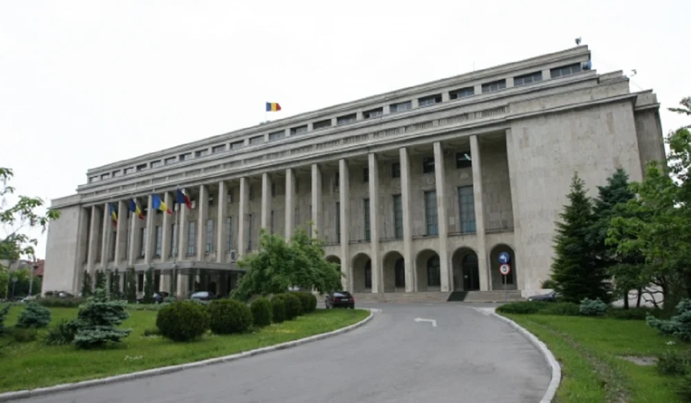 Palatul Victoria, iluminat în roz și bleu de Ziua Părinților de Îngeri