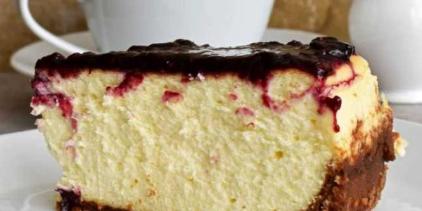 Prăjitură pufoasă cu brânză şi blat de biscuiţi