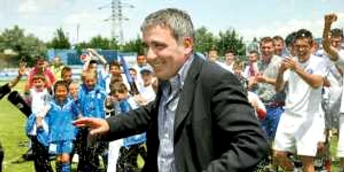 Hagi a fost stropit cu şampanie  de jucătorii Viitorului şi a îmbrăcat,  alături de ei, tricoul special creat pentru promovare