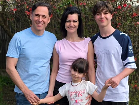 Dinu Maxer, Magdalena și cei doi copii, Maysa și Andreas, au sărbătorit Paștele catolic foto: Facebook