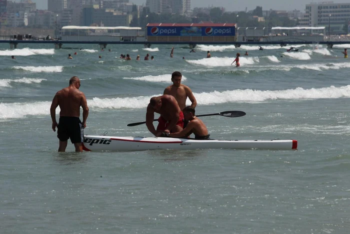 Prietenii i-au ţinut barca ca primarul să se poată urca