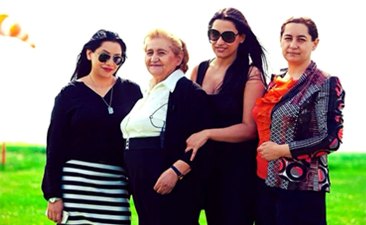
    Rebeca, Sara şi Estera, alături de mama lor, Gabi Luncă  
