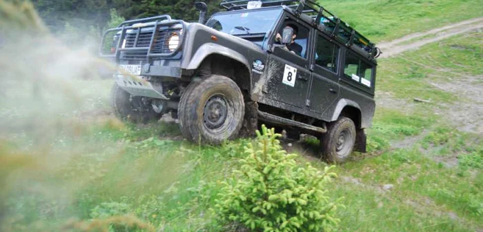 Drumul între Valea Doftanei - Buşteni - Azuga poate fi parcurs doar cu maşinile de teren. FOTO club4x4romania.ro