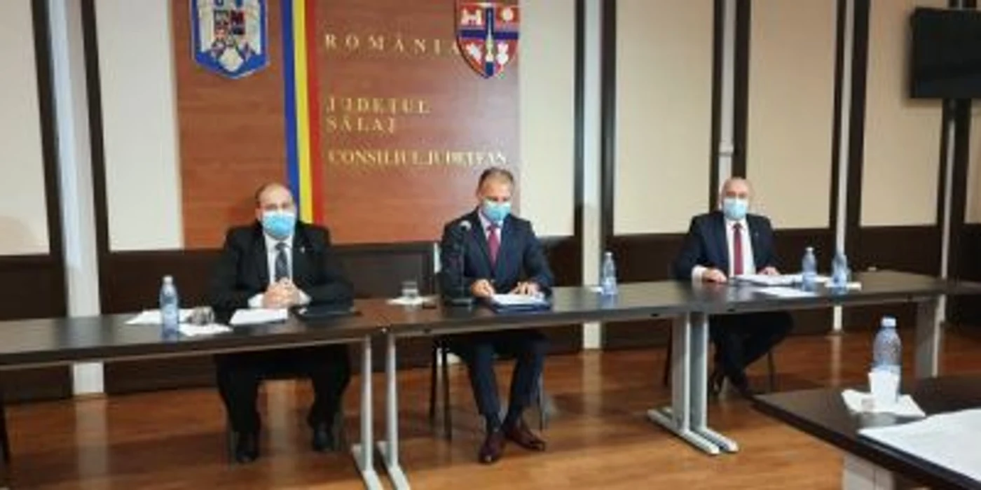 Preşedintele CJ Sălaj (foto centru) vrea îmbunătăţirea activităţii din instituţie FOTO Andreea Vilcovschi