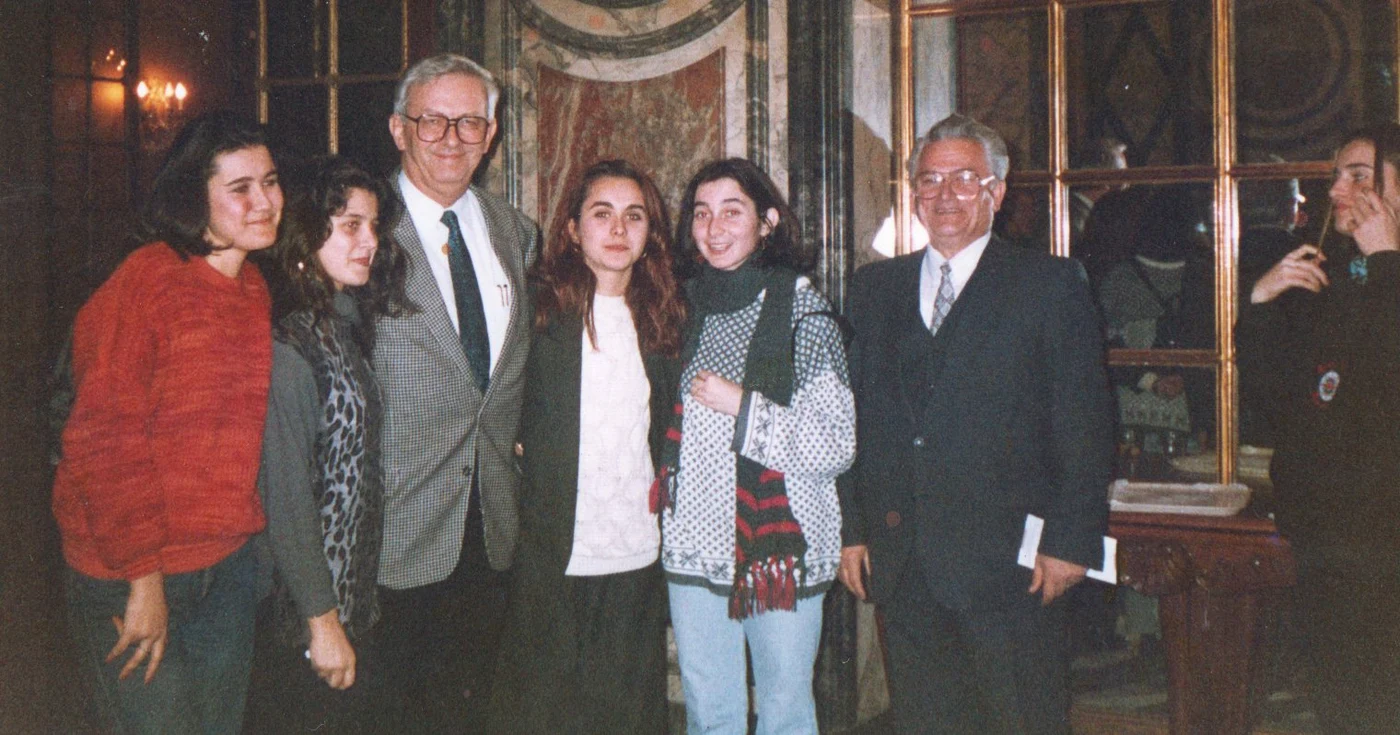 „De 1 Decembrie 1995, alături de mai mulți elevi, la ambasada României din Paris FOTO: arhiva 