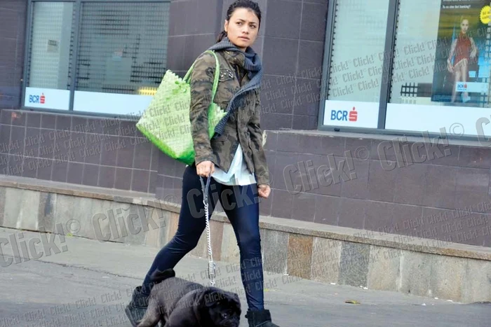 Cât l-a aşteptat pe Traian să ajungă la întâlnire, Aylin şi-a plimbat câinele (Fotografii: Cezar)