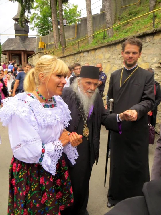 Elena Udrea a surprins în urmă cu doi ani, când a anunţat că s-a înscris la un master de teologie. FOTO: Facebook