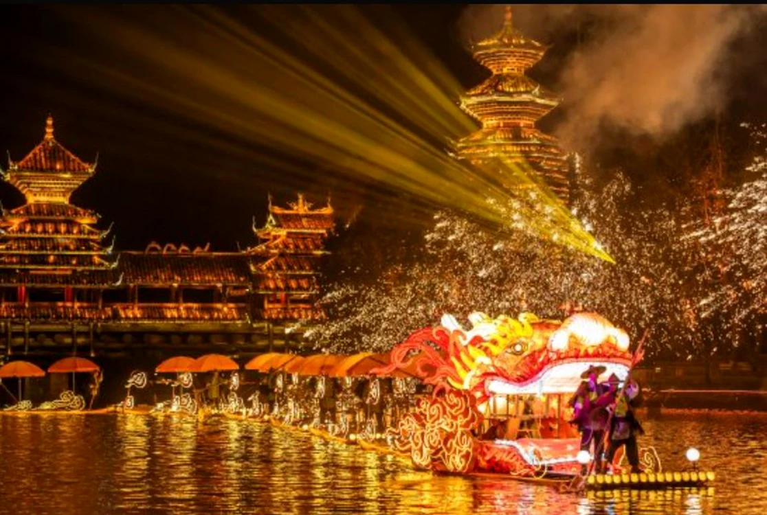 Zona centrală din oraşul Nanning, animată de turişti şi luminată spectaculos