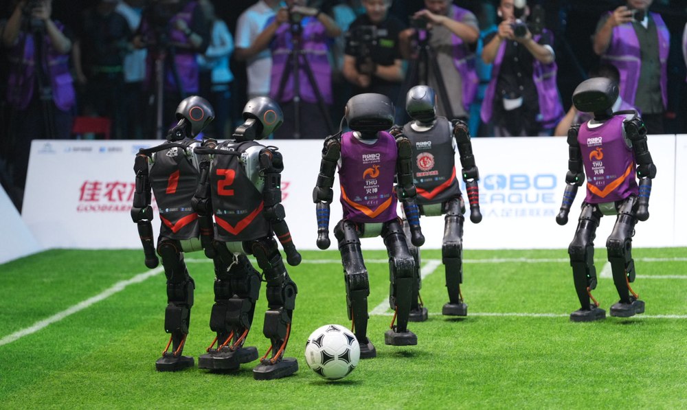 Premieră în China: primul meci de fotbal între roboți umanoizi controlați de inteligență artificială