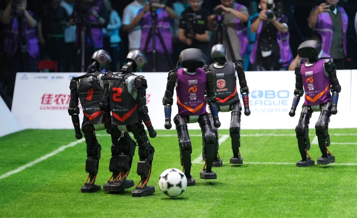 VIDEO Premieră în China: primul meci de fotbal între roboți umanoizi controlați de inteligență artificială