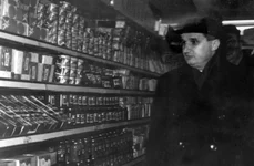 Nicolae Ceauşescu, vizitând un nou magazin cu autoservire din Piteşti, în februarie 1965 (© „Fototeca online a comunismului românesc”, cota: 49/1965)