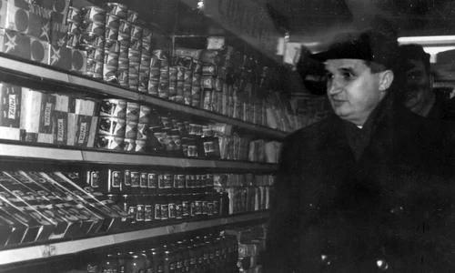 Nicolae Ceauşescu, vizitând un nou magazin cu autoservire din Piteşti, în februarie 1965 (© „Fototeca online a comunismului românesc”, cota: 49/1965)