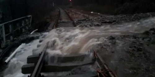 Traficul feroviar pe Valea Oltului închis temporar în urma precipitaţiilor abundente şi a aluviunilor de pe şine care au dus la deraierea unui tren Foto Adevărul