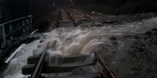 Traficul feroviar pe Valea Oltului închis temporar în urma precipitaţiilor abundente şi a aluviunilor de pe şine care au dus la deraierea unui tren Foto Adevărul