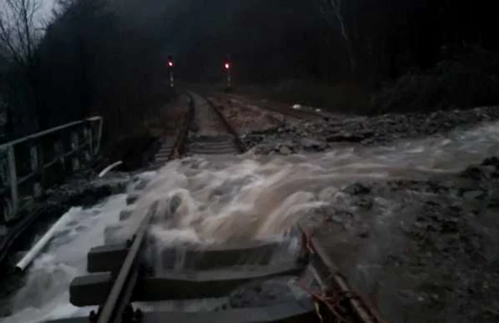 Traficul feroviar pe Valea Oltului închis temporar în urma precipitaţiilor abundente şi a aluviunilor de pe şine care au dus la deraierea unui tren Foto Adevărul