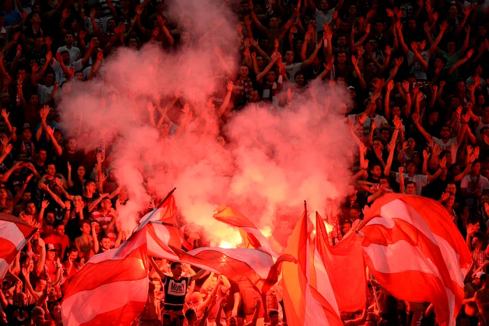 
    Suporterii dinamoviști au scandat lozinci xenofobe  