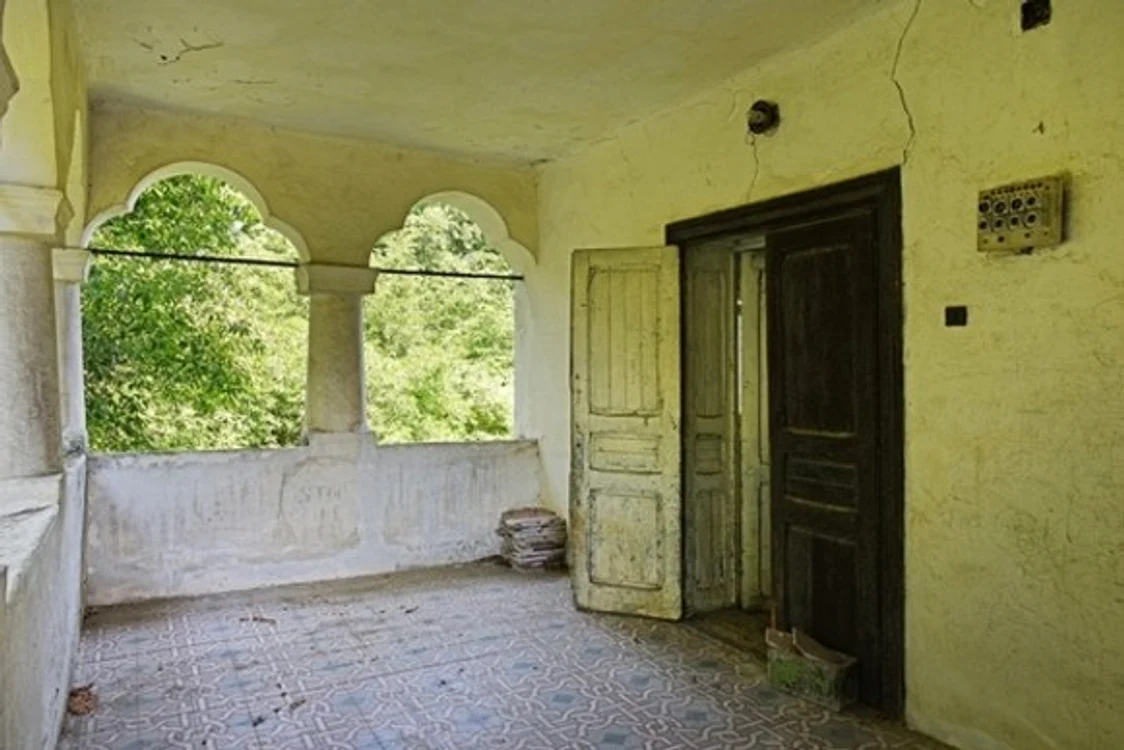
    Veranda spațioasă a Conacului Niculescu-Dorobanţu   