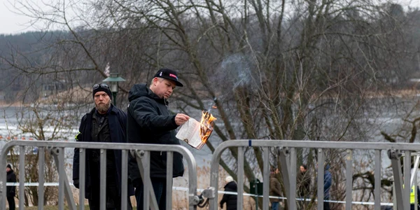 Protest la Stockholm față de Turcia - un bărbat a ars Coranul FOTO Profimedia 