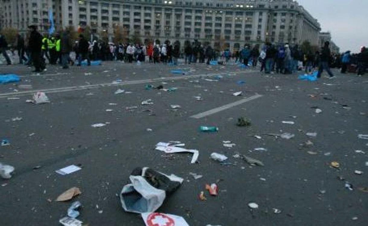 Protestatarii au urinat pe spaţiul verde