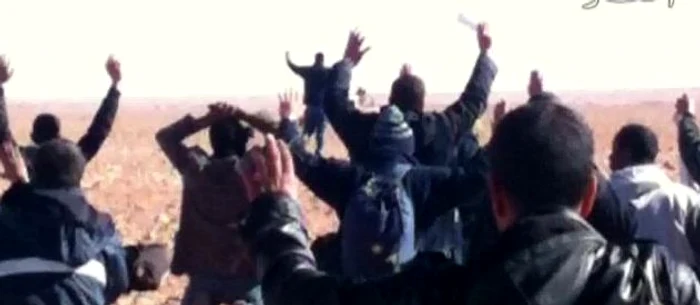 Ostaticii, pusi sa ridice mainile deasupra capului