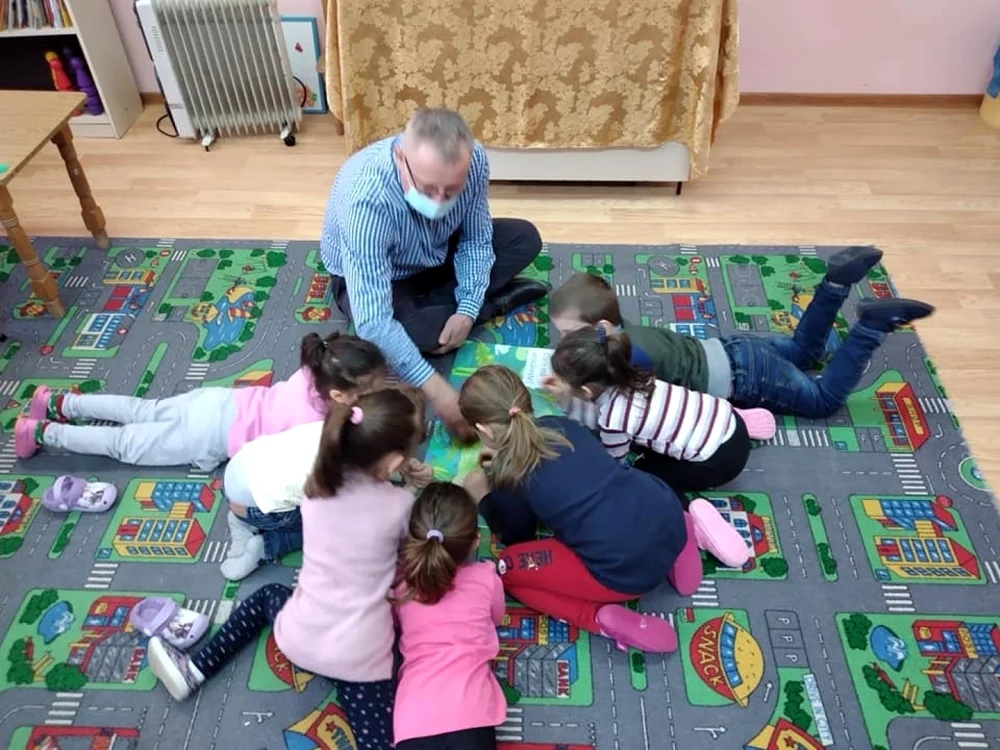 Bogdan Davidescu, chemat să citească poveşti copiilor de la grădiniţă, în ciuda condamnării pentru pornografie infantilă FOTO Facebook