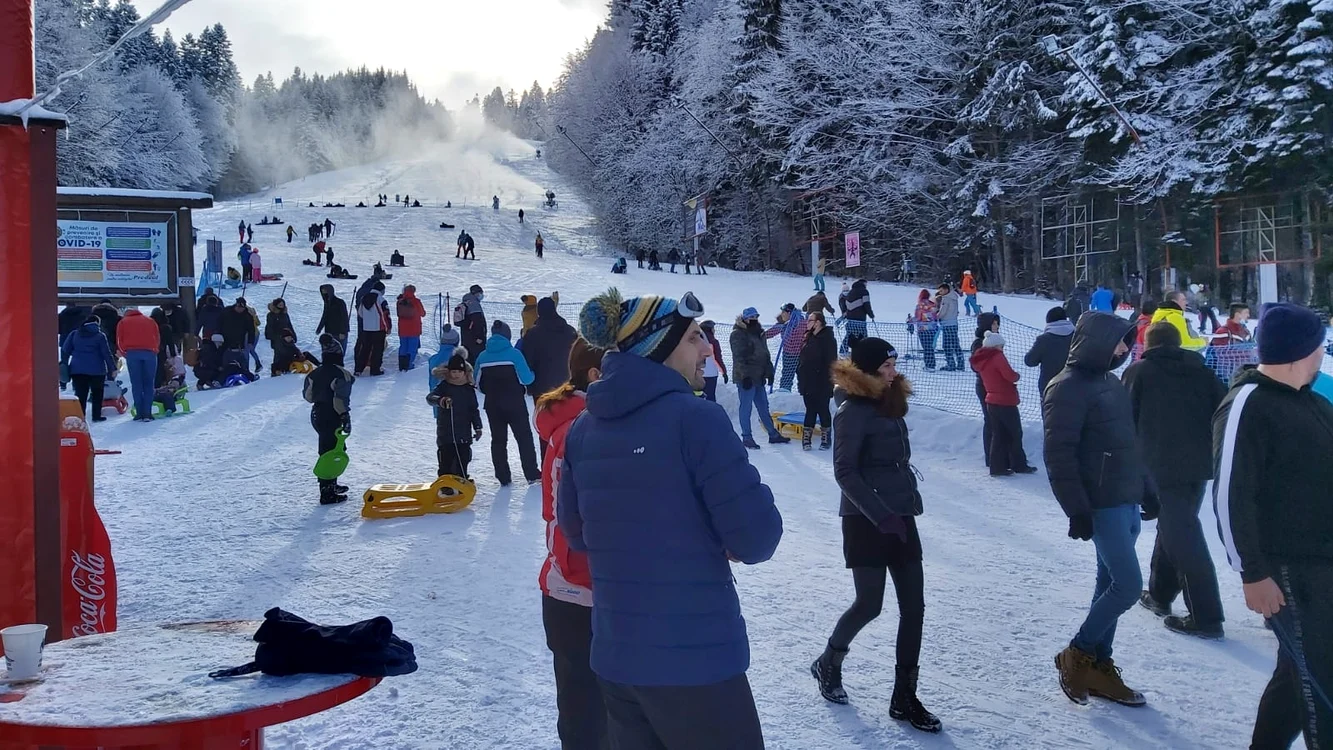 Ieri a fost plin de turiști pe pârtia de la Predeal