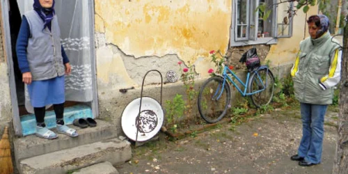 Ioana Mihăilescu şi nepoata ei, Gabriela Tiparu, în faţa singurei case locuite din satul Viile 