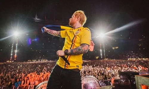 Ed Sheeran a revenit pe scenă la cererea publicului purtând steagul României jpeg