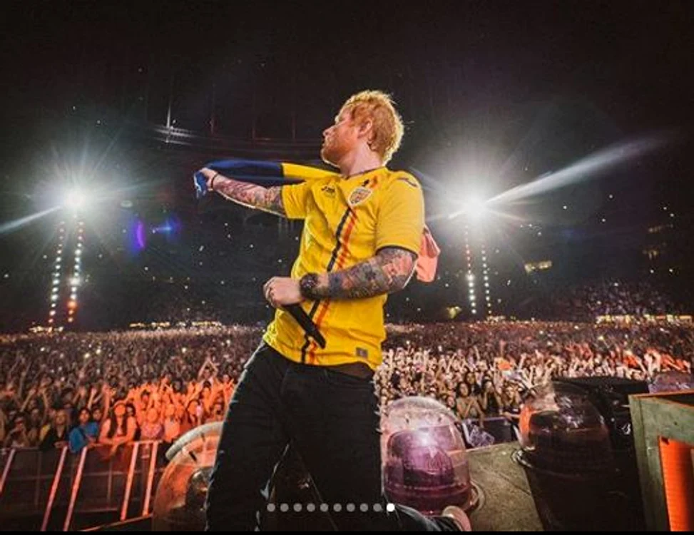 Ed Sheeran a revenit pe scenă la cererea publicului purtând steagul României