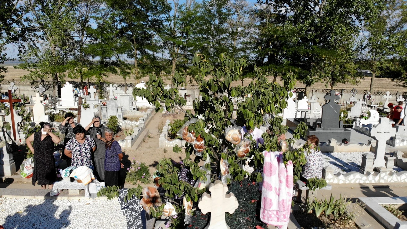 Cu pomul de Sf. Ilie în cimitir FOTO: Primăria Tulucești