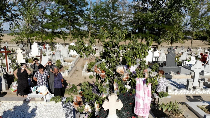 Cu pomul de Sf. Ilie în cimitir FOTO: Primăria Tulucești