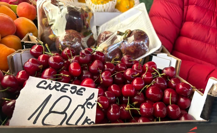 Cireșe cu 180 de lei kg FOTO: captură Turnul Sfatului 