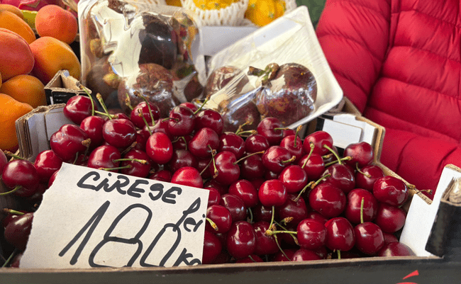Cireșe cu 180 de lei kilogramul în piețele din România! „S-au dat ca pâinea caldă, nu ducem lipsă de clienți”