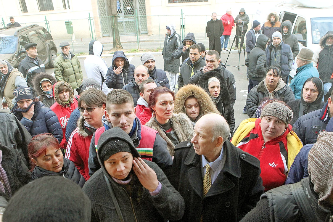 Câteva zeci de comercianți au protestat ieri în fața Primăriei sectorului 4 față de decizia de demolare