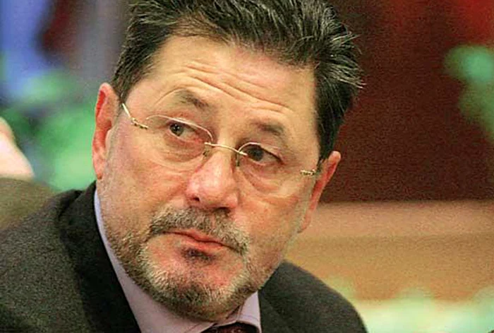 Cornel Dinu îşi atacă jucătorii